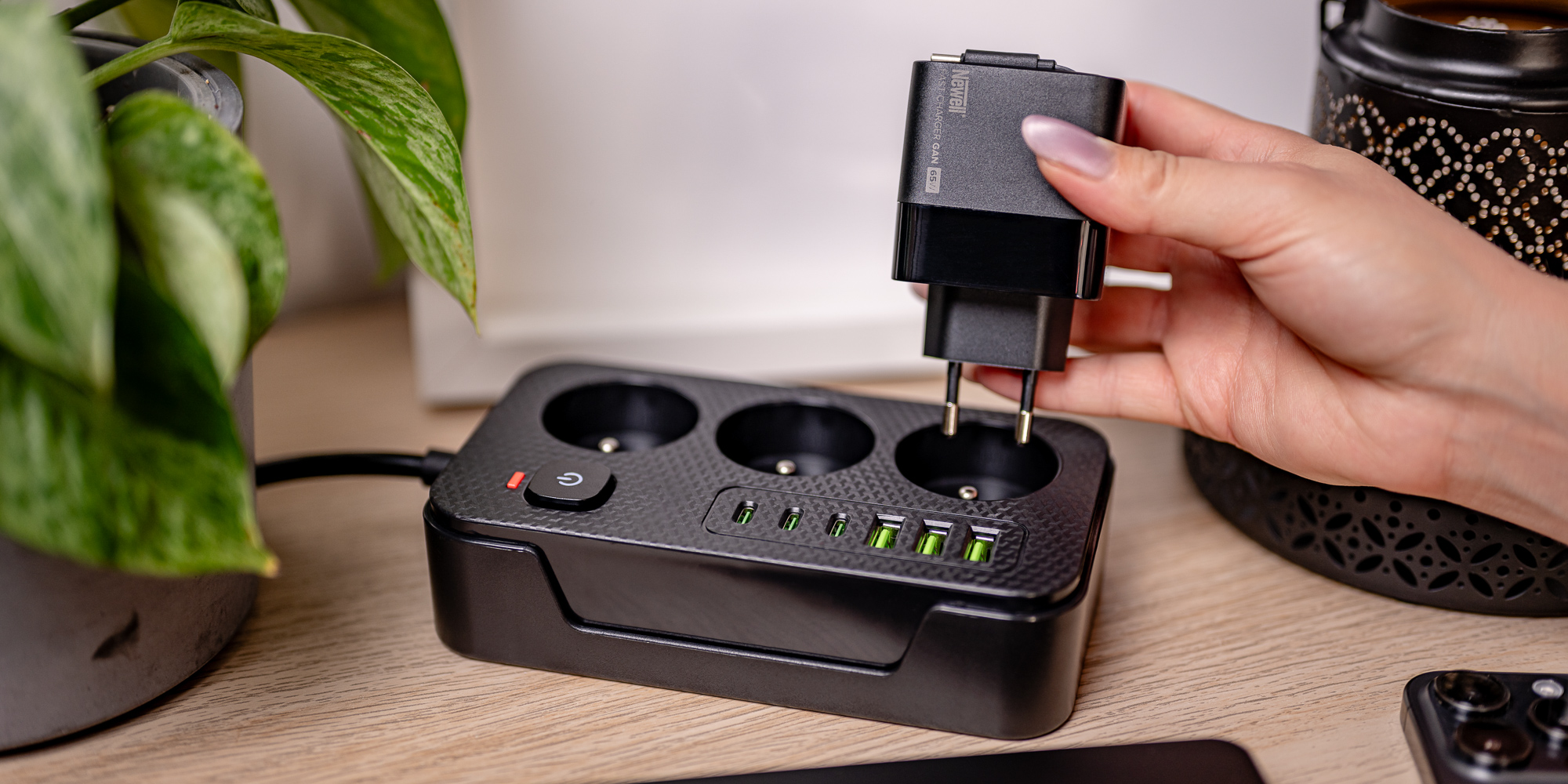 Ładowarka sieciowa Newell GaN 65 W LCD - EU